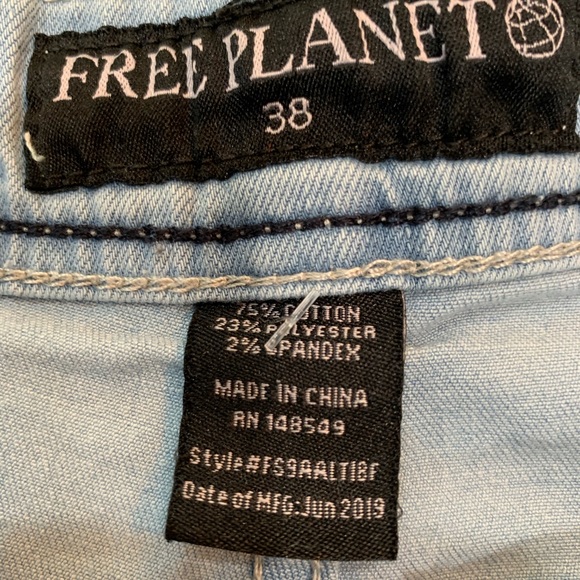 Free Planet Men’s Shorts - Picture 8 of 9